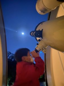 望遠鏡で星を観望